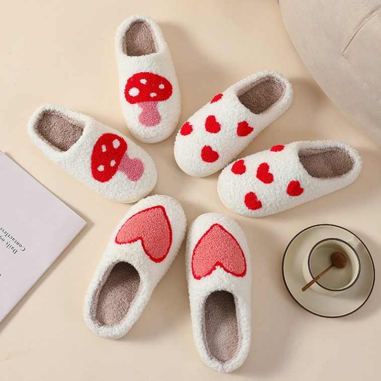 VALENTINE'S DAY GIFT PLUSH HEART WARM SLIPPERS